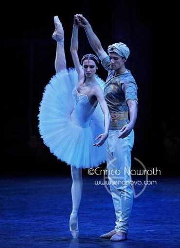 svetlana-zakharova-and-dmitry-semionov-in-la-bayadere